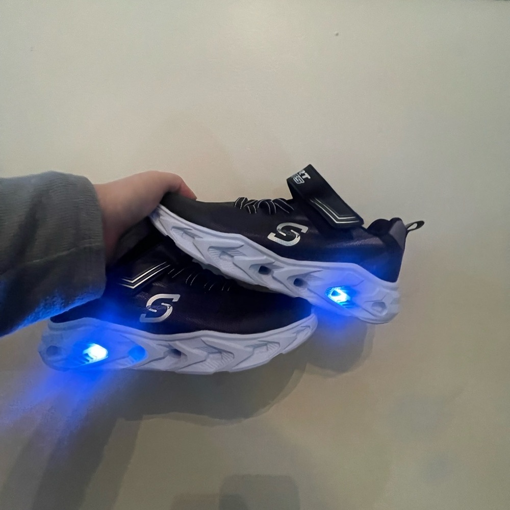 SIZE 4 LIGHT UP SKETCHERS